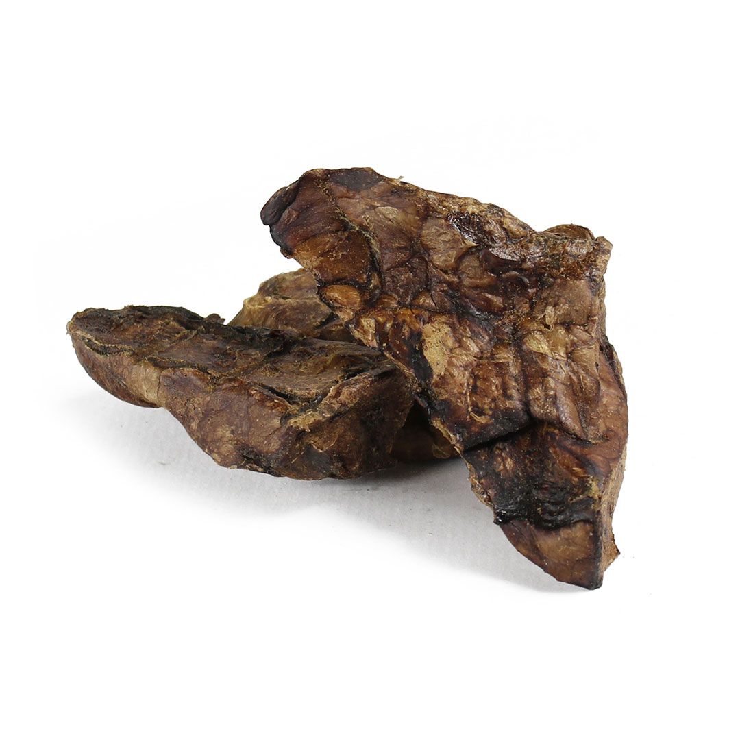 Zwei getrocknete, braune Lammlungenstücke. Die Stücke haben eine unregelmäßige Form und eine raue Oberfläche. Auf weißem Hintergrund.