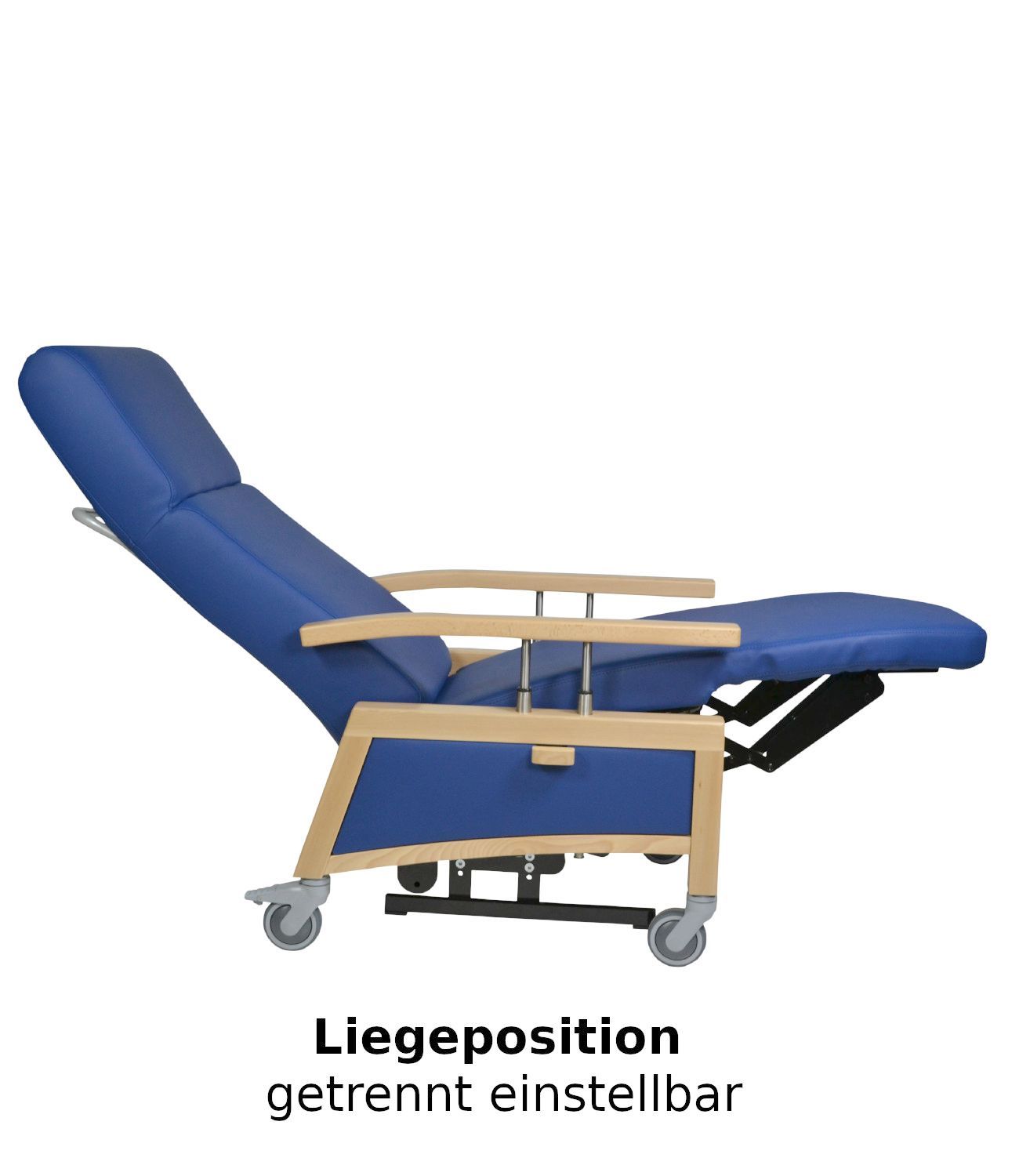 Blauer Pflegesessel mit Holzarmlehnen und Rollen in Liegeposition. Text: Liegeposition getrennt einstellbar.