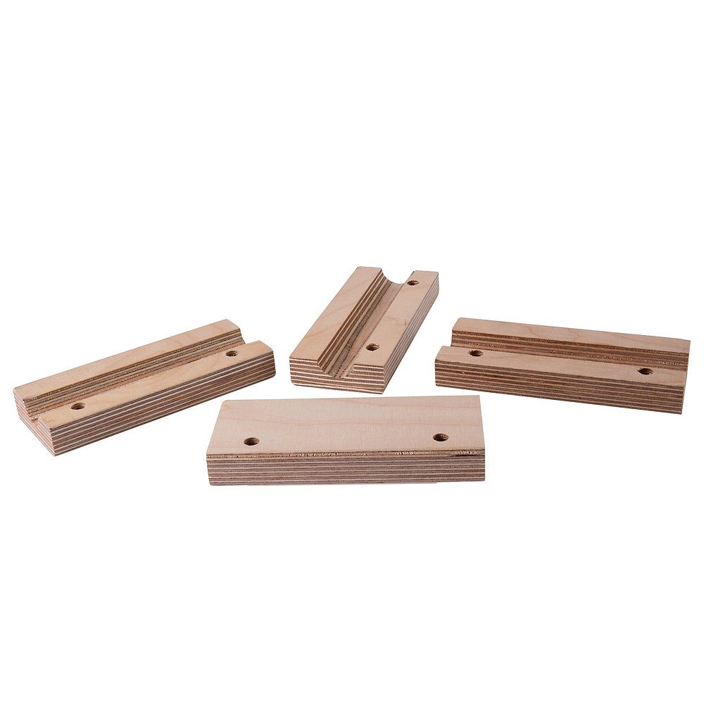 Vier Holzblöcke mit unterschiedlichen Aussparungen und Bohrungen. Hellbraunes Holz, rechteckige Form, für Fitness.