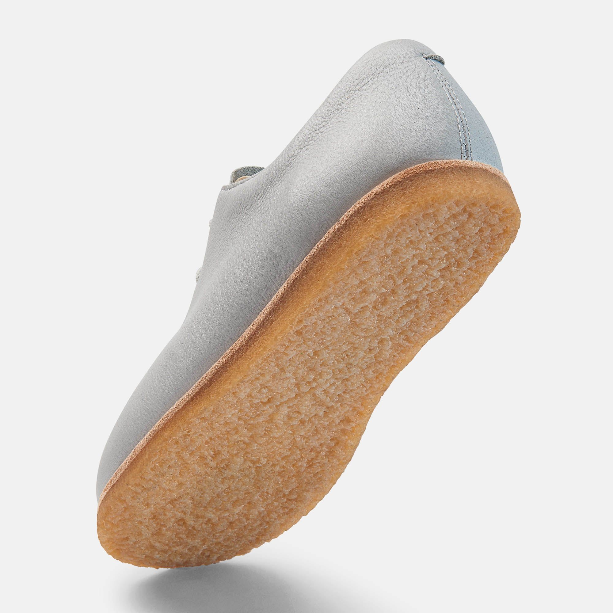 Hellgrauer Schnürschuh, Unteransicht. Schuh von unten, Sohle und Profil sichtbar.