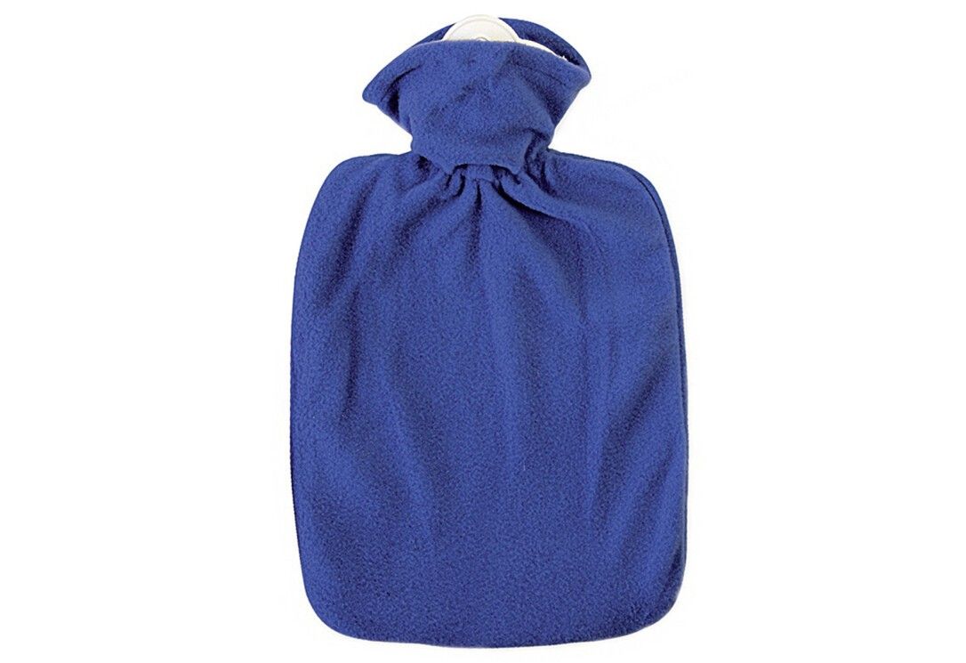 Blauer Wärmflaschenbezug aus Fleece. Mit Hals und Verschluss. Auf weißem Hintergrund.