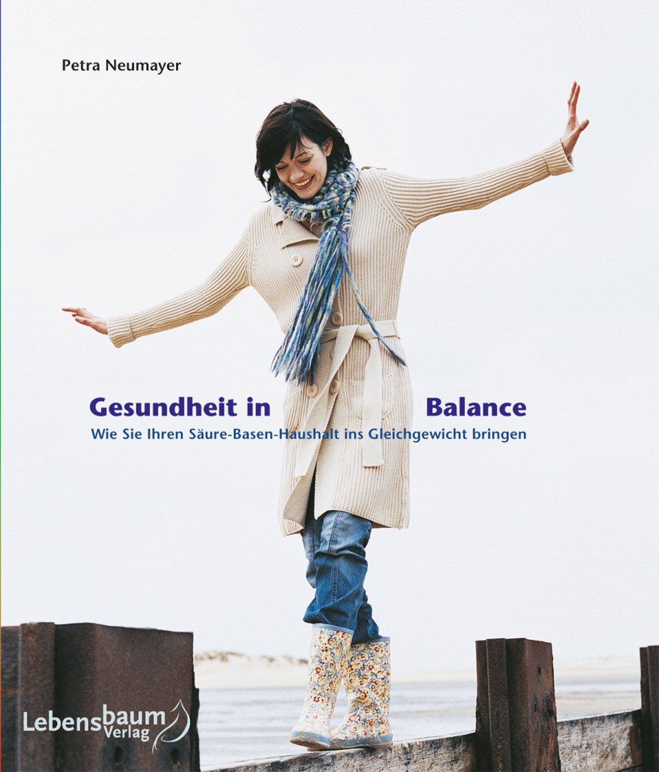 Buchcover: "Gesundheit in Balance". Frau balanciert auf einem Balken. Titel und Autor sichtbar. Verlag: Lebensbaum Verlag.