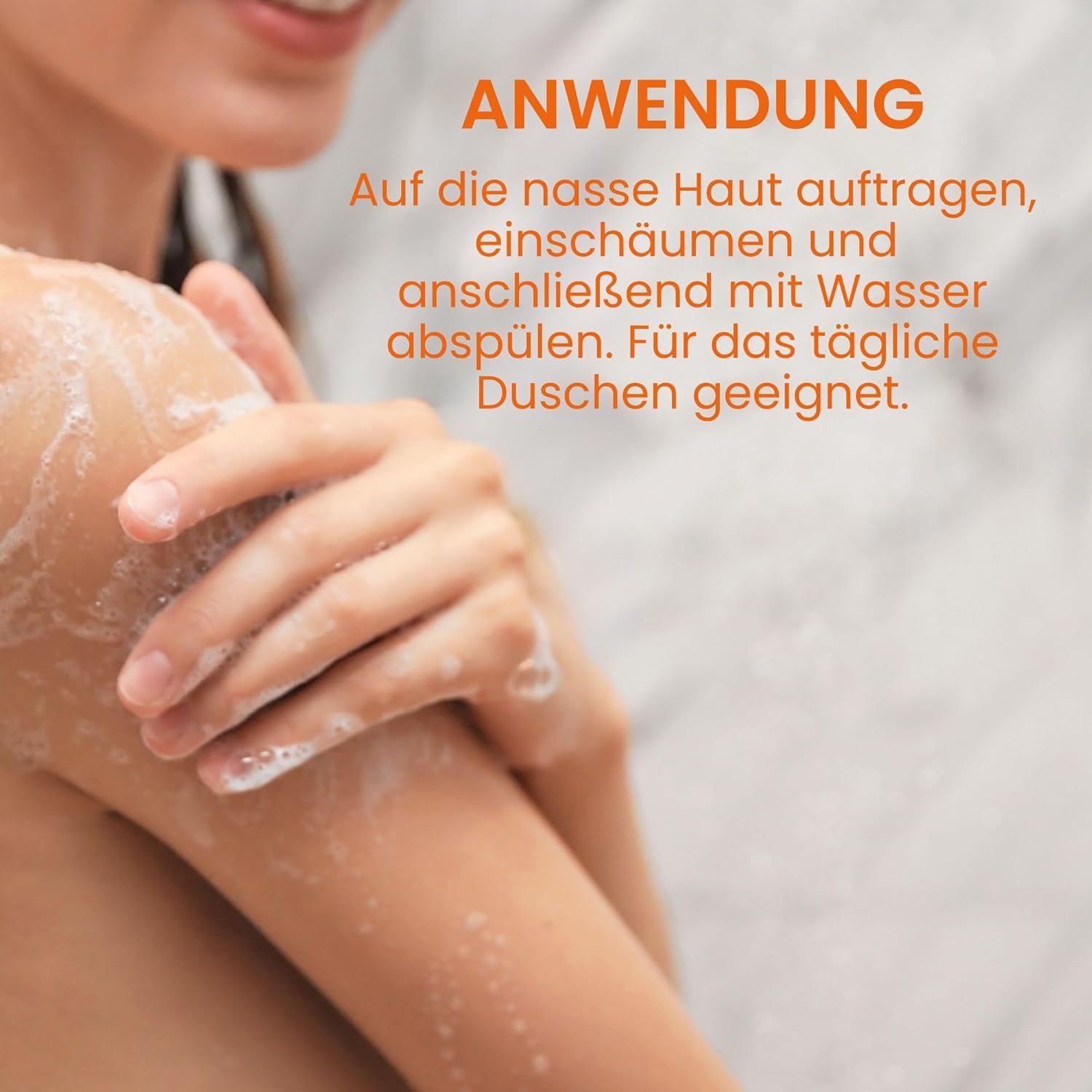 Nahaufnahme einer Person, die sich mit einem Produkt wäscht. Text: Anwendung: Auf nasse Haut auftragen, einschäumen und abspülen. Für tägliche Dusche.