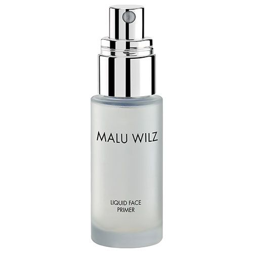 Flüssiger Face Primer in einer zylindrischen Flasche mit silbernem Sprühkopf. Aufschrift: MALU WILZ, LIQUID FACE PRIMER.