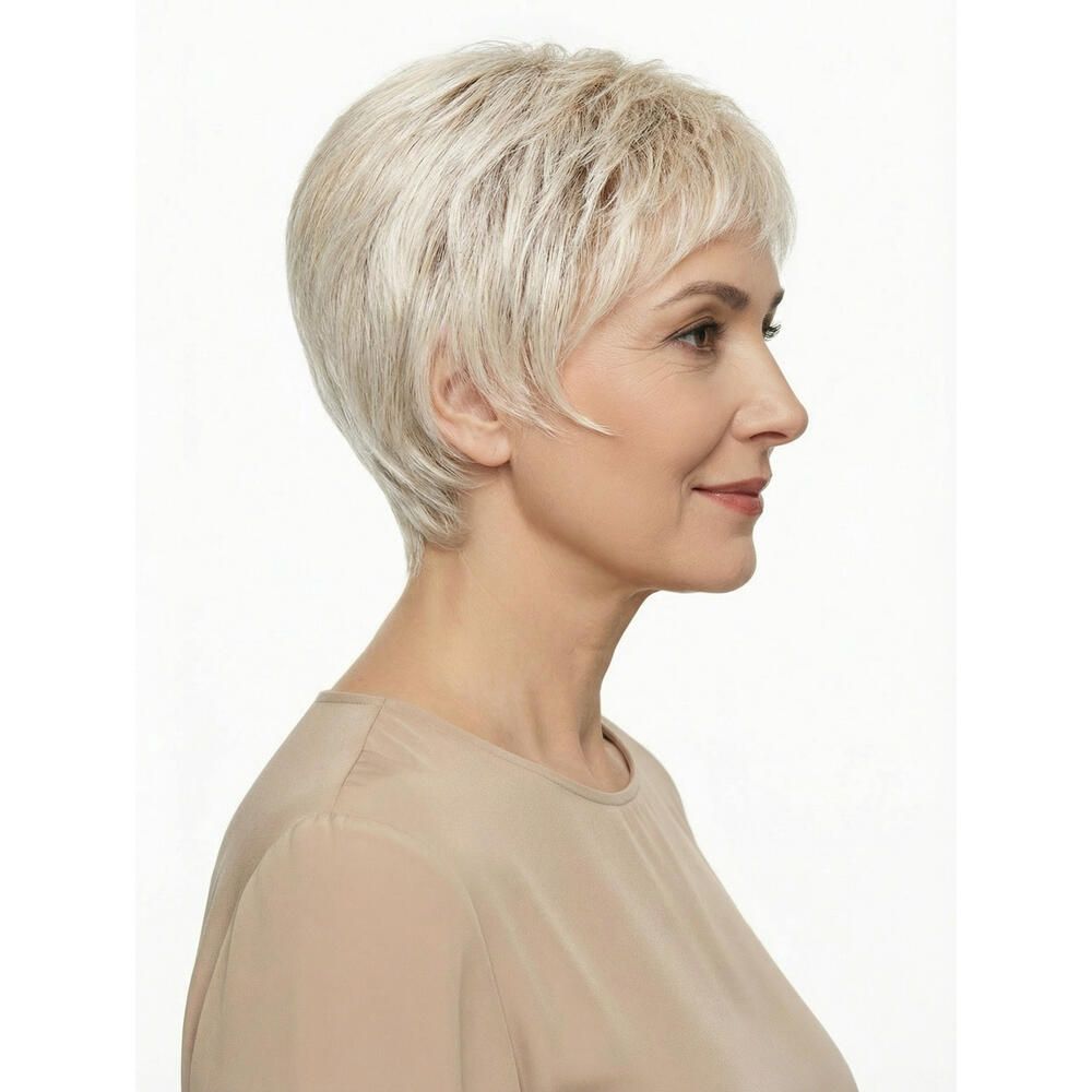 Kurzhaarperücke in Blond. Seitenansicht einer Frau mit Perücke. Helles Haar, seitlicher Pony. Beige Oberteil.