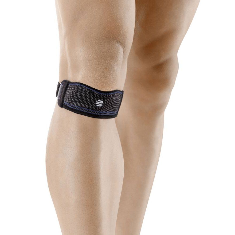 Kniebandage, schwarz mit blauen Akzenten, am Knie getragen. Logo sichtbar. Klettverschluss.