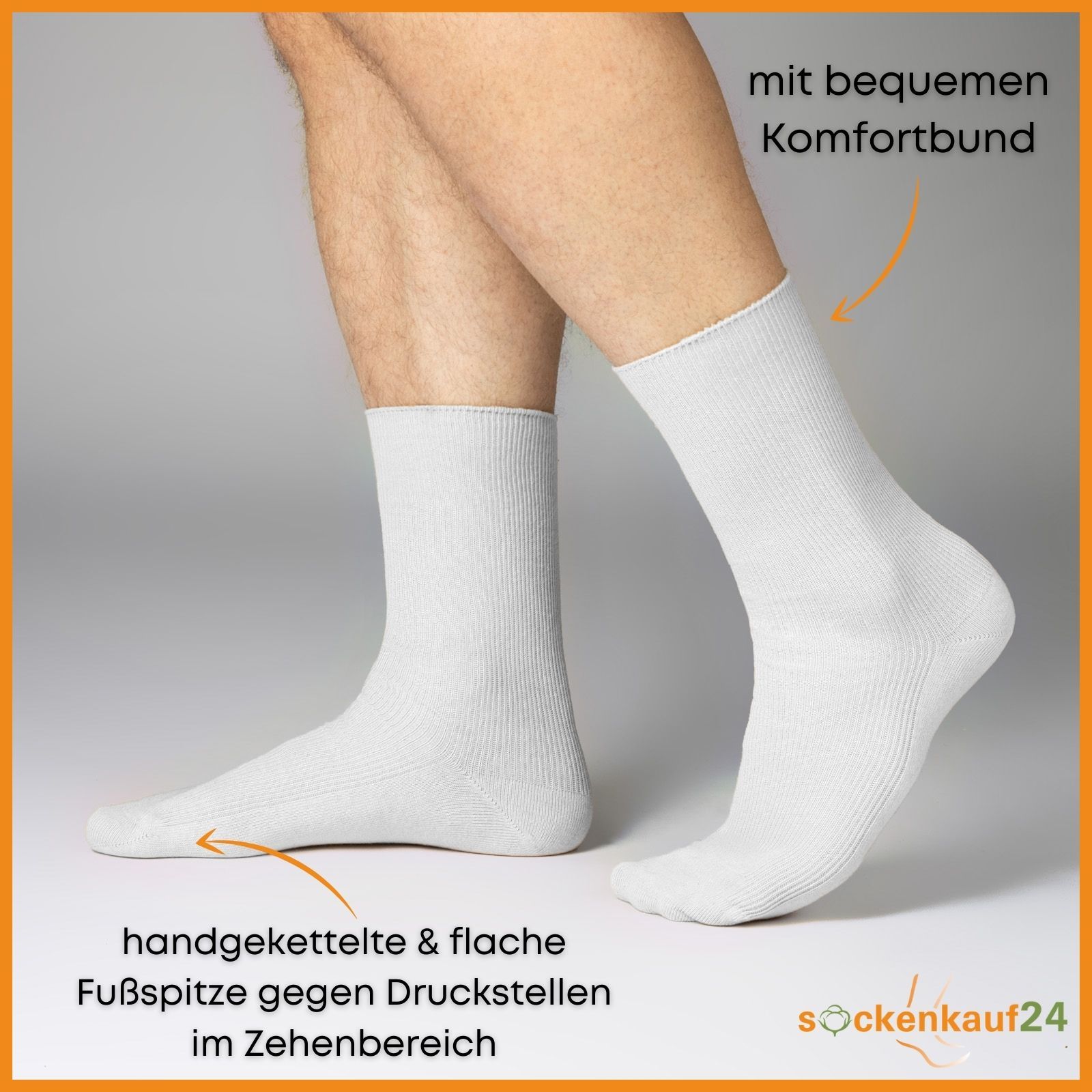 Weiße Socke am Fuß. Handgekettelte Spitze, flach. Bequemes Komfortbündchen. Text: sockenkauf24.