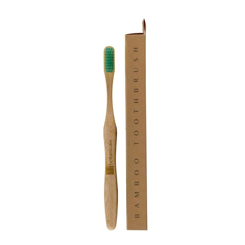 Bambuszahnbürste mit grünen Borsten und Verpackung. Der Griff ist aus Holz.