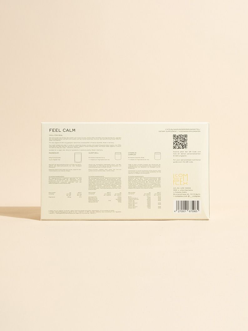Rückseite der L-Complex FEEL CALM Verpackung. Textinformationen, QR-Code, Logo. Cremefarbener Hintergrund.