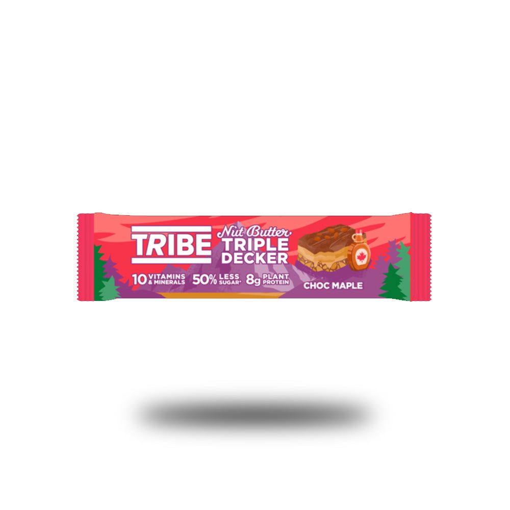 Verpackung eines Riegels. Aufschrift: Tribe Triple Decker Choc Maple. Enthält 10 Vitamine, 50 % weniger Zucker, 8 g Protein.