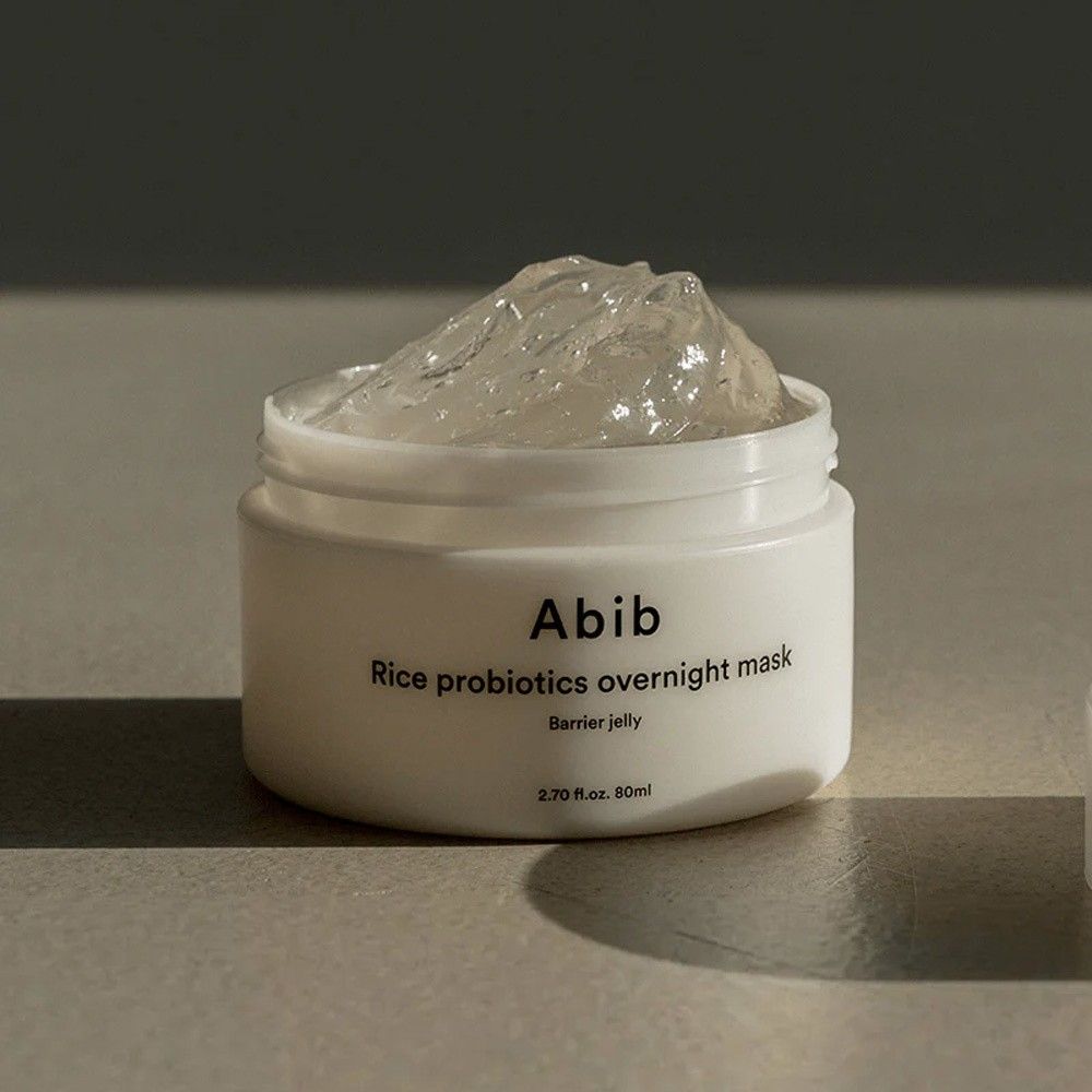 Offene weiße Dose mit durchsichtiger Masken-Gel-Textur.