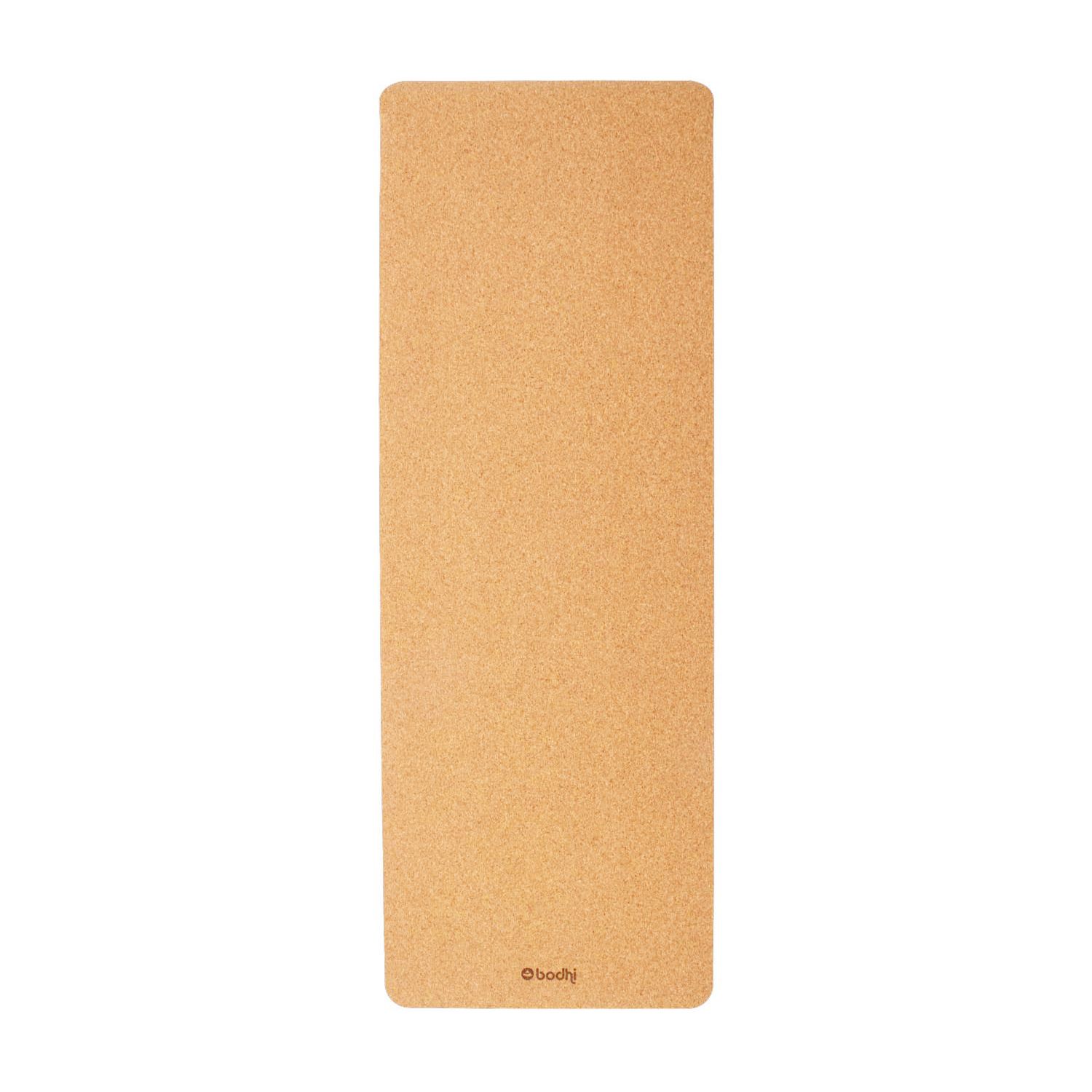 Eine braune Yogamatte aus Kork mit abgerundeten Ecken und dem Bodhi-Logo, auf weißem Hintergrund.