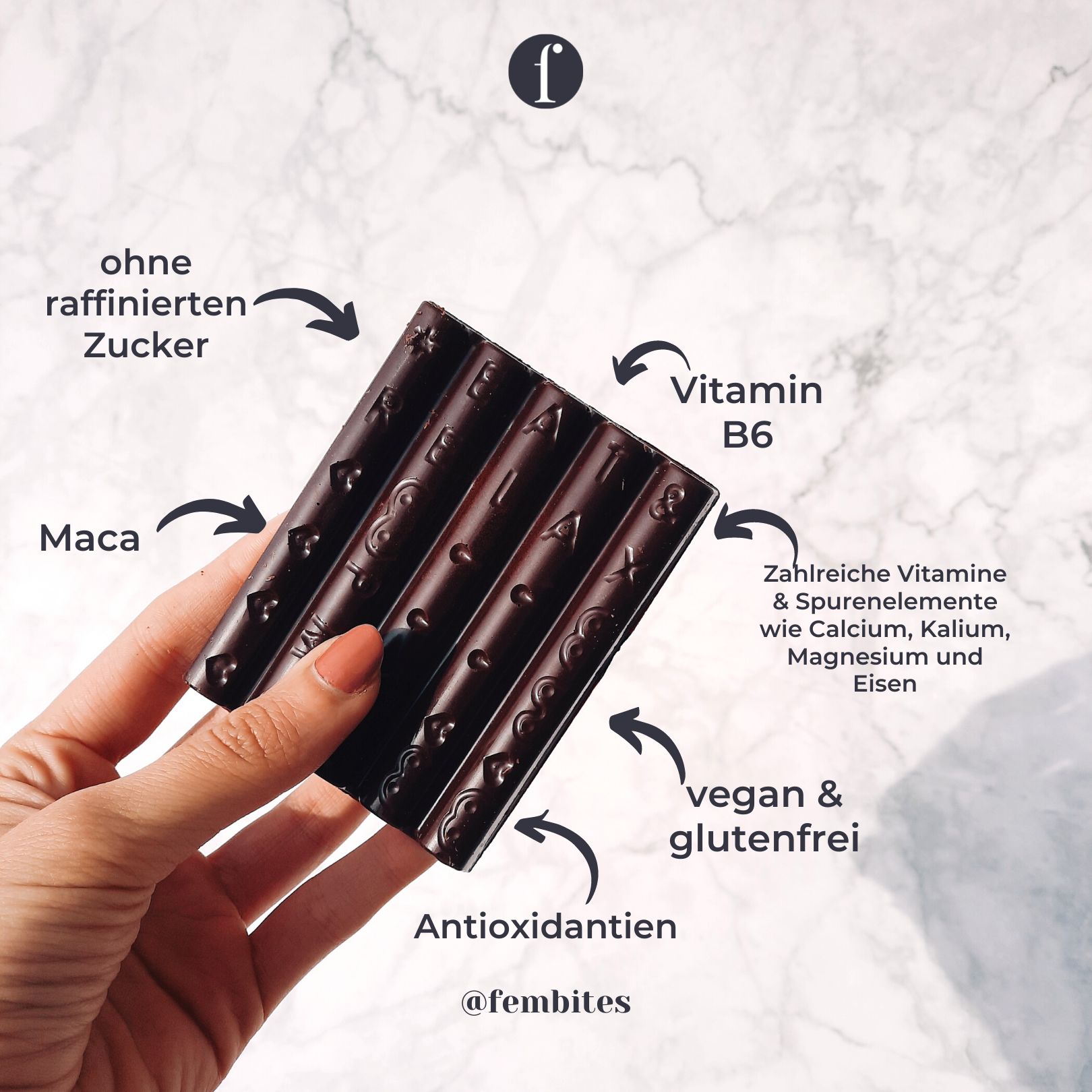 Schokoriegel in Hand. Pfeile zeigen auf: Maca, Vitamin B6, Antioxidantien, vegan & glutenfrei, ohne raffinierten Zucker.