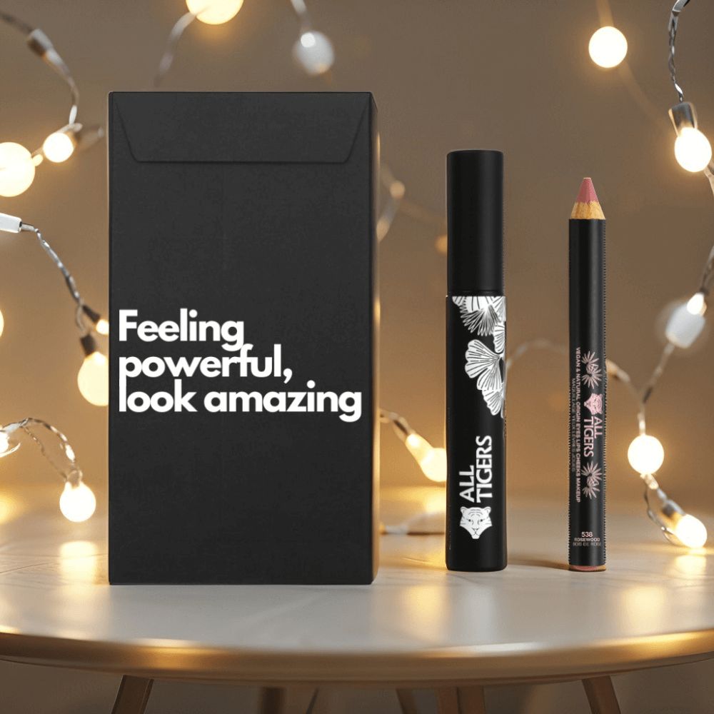 Schwarzes Make-up-Set mit Mascara, Lipliner und Umschlag. Auf dem Umschlag steht "Feeling powerful, look amazing".