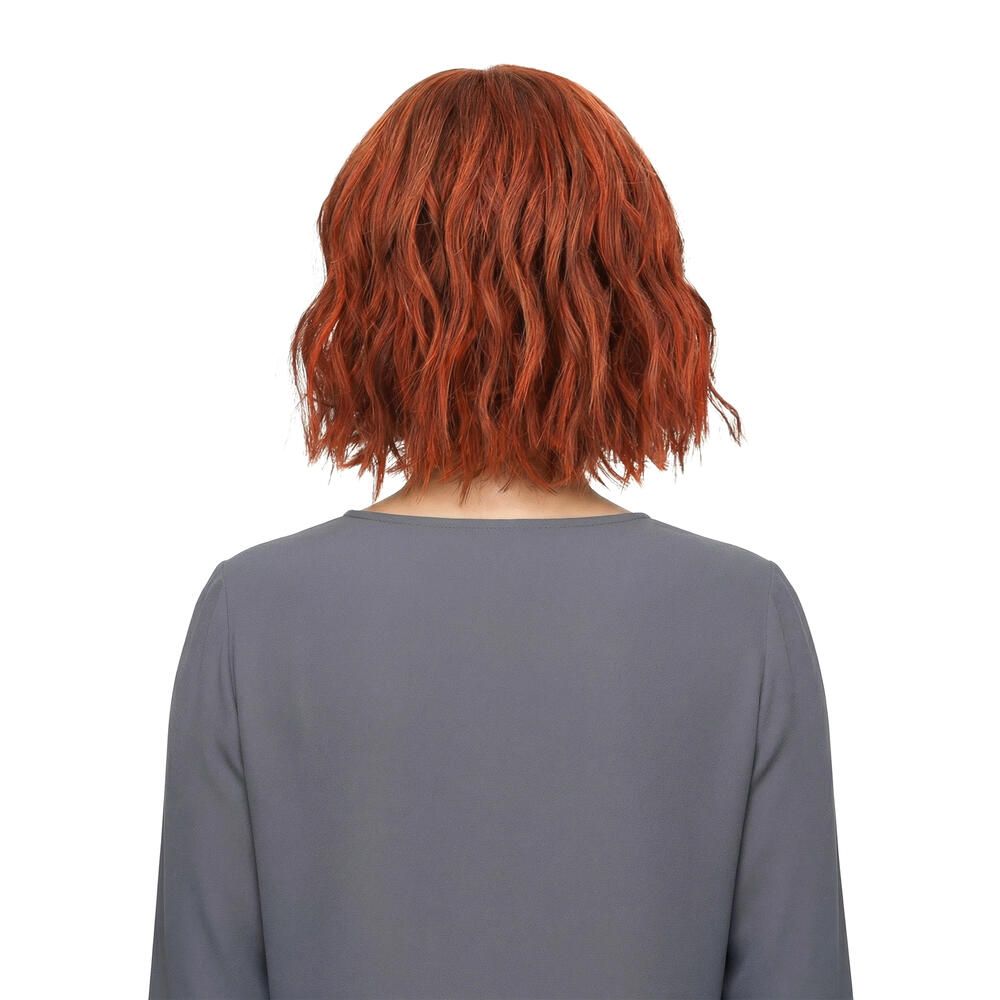 Rote Perücke mit Pony. Die Frau trägt ein graues Oberteil. Rückansicht.