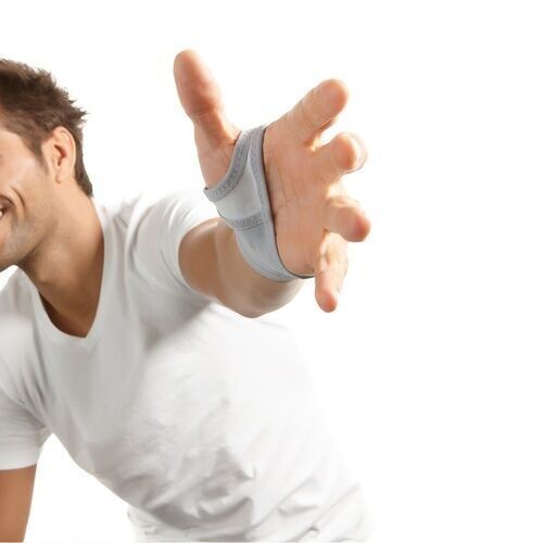 Graue Handgelenkbandage am Handgelenk. Person mit ausgestreckter Hand. Bandage mit Klettverschluss.