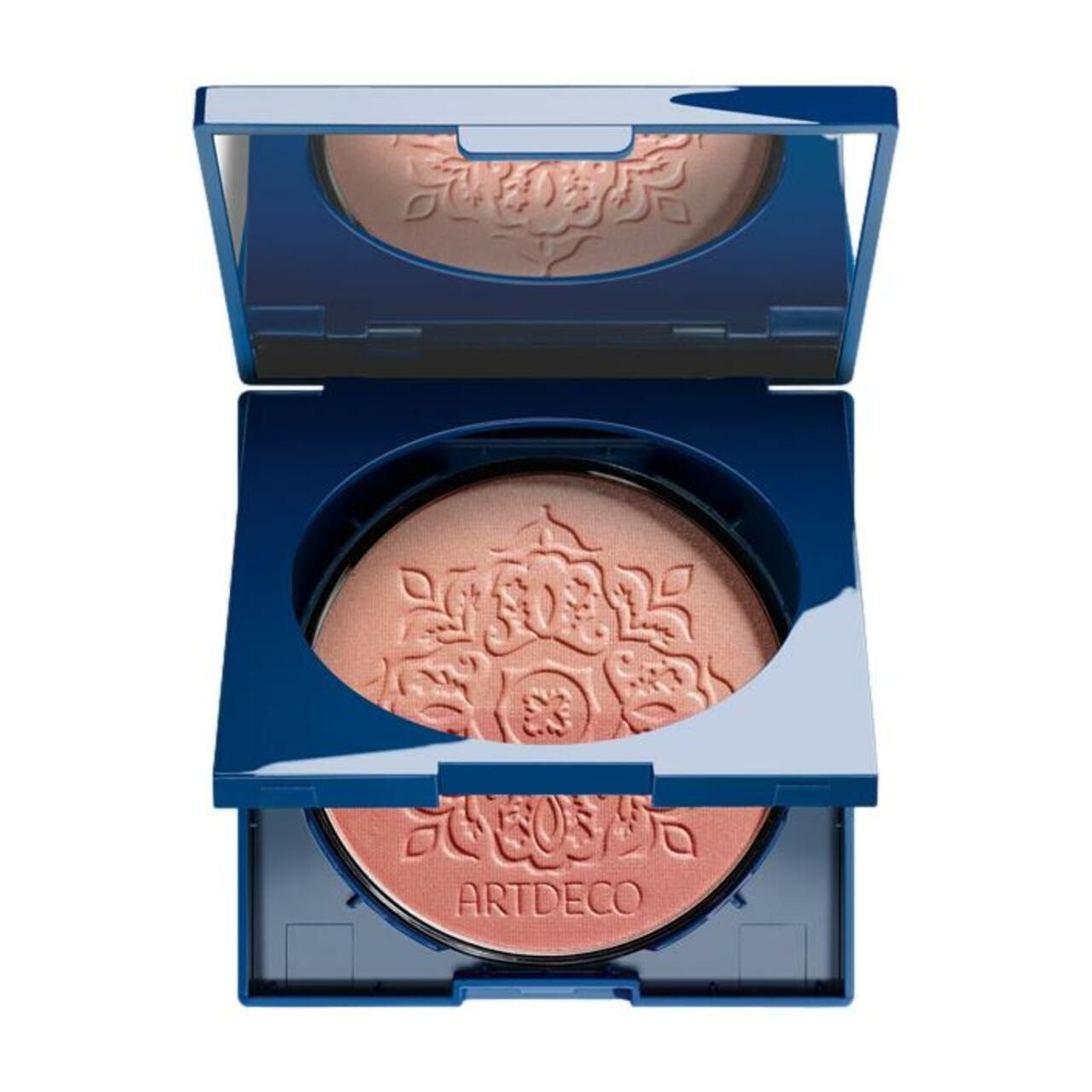 Blush Couture von Artdeco. Kompakte, quadratische Dose mit Spiegel. Rosa Puder mit geprägtem Muster. Blaue Dose mit Spiegel.