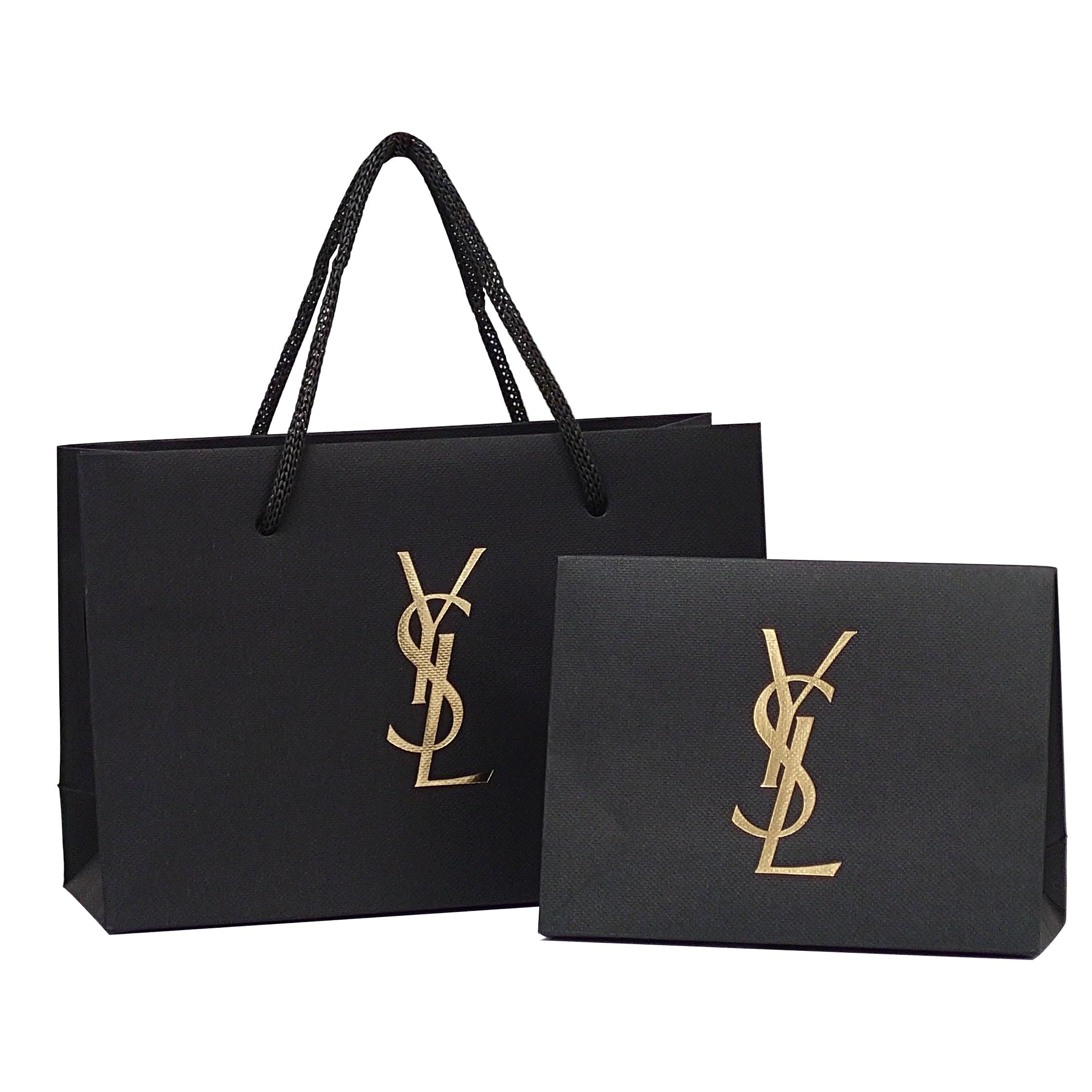 Zwei schwarze Taschen mit goldenem Logo. Eine Tragetasche und eine kleinere Tasche.