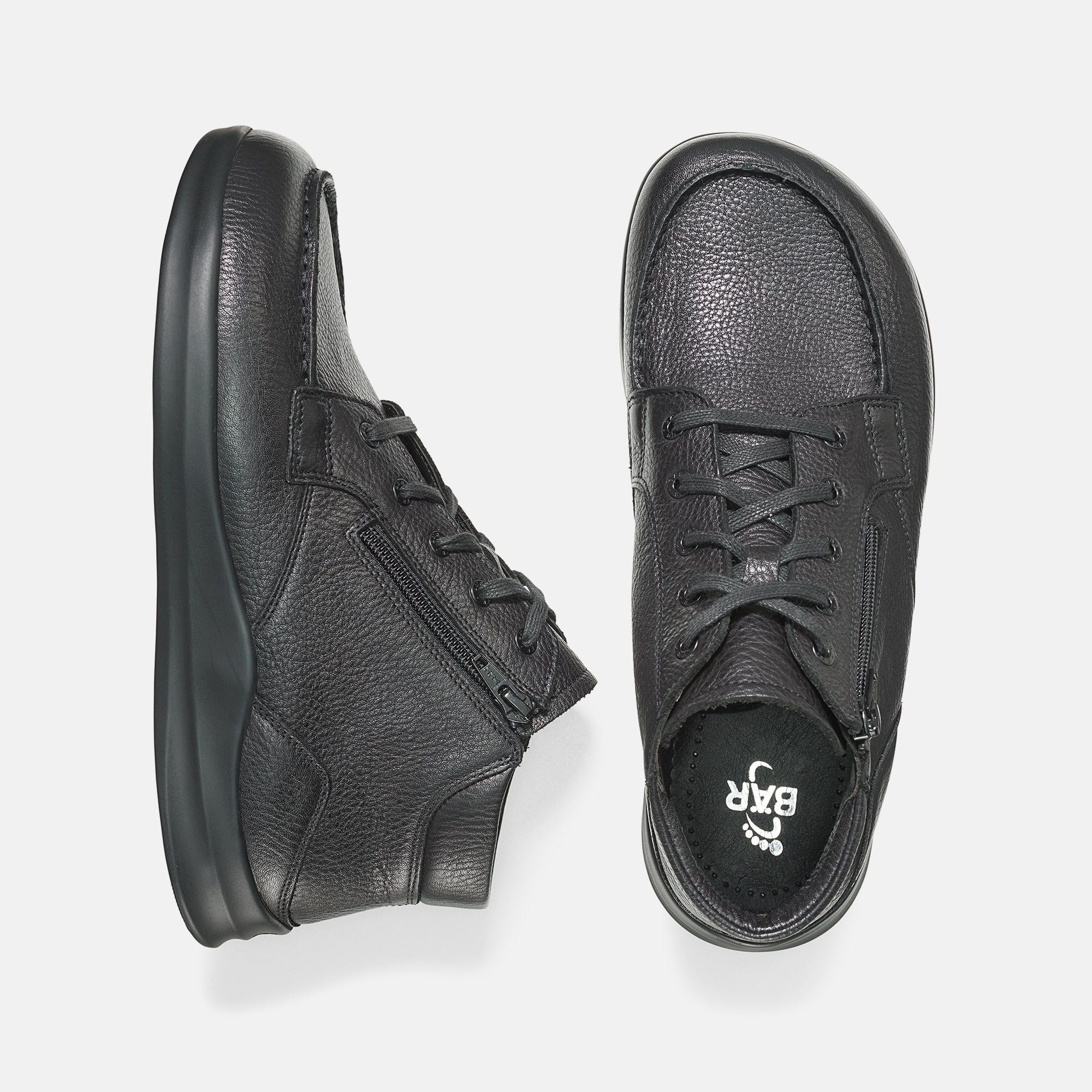 Zwei schwarze Herren-Stiefeletten. Eine mit Reißverschluss, die andere mit Schnürung. BÄR-Logo auf der Sohle.