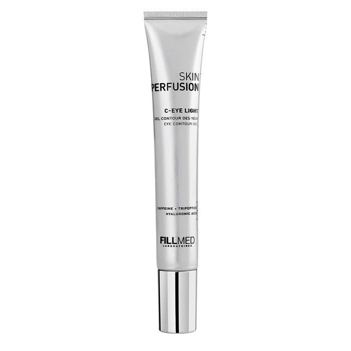 Silberne Tube mit schwarzer Schrift: SKIN PERFUSION C-EYE LIGHT. Enthält Koffein, Tripeptid, Hyaluronsäure. FILLMED-Logo.