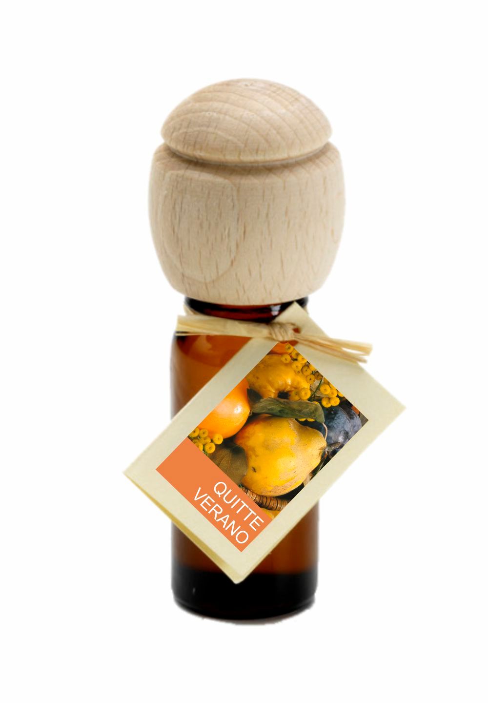 Braune Glasflasche mit Holzverschluss und Etikett. Etikett mit Quitte-Verano-Aufdruck und Abbildung von Früchten.