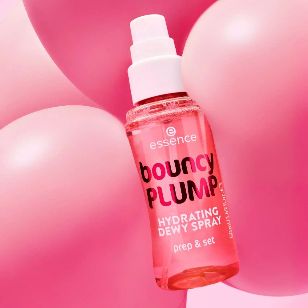 Rosa Flasche mit weißem Sprühkopf. Aufschrift: bouncy PLUMP, Hydrating Dewy Spray, prep & set. Marke: essence. Hintergrund: rosa.