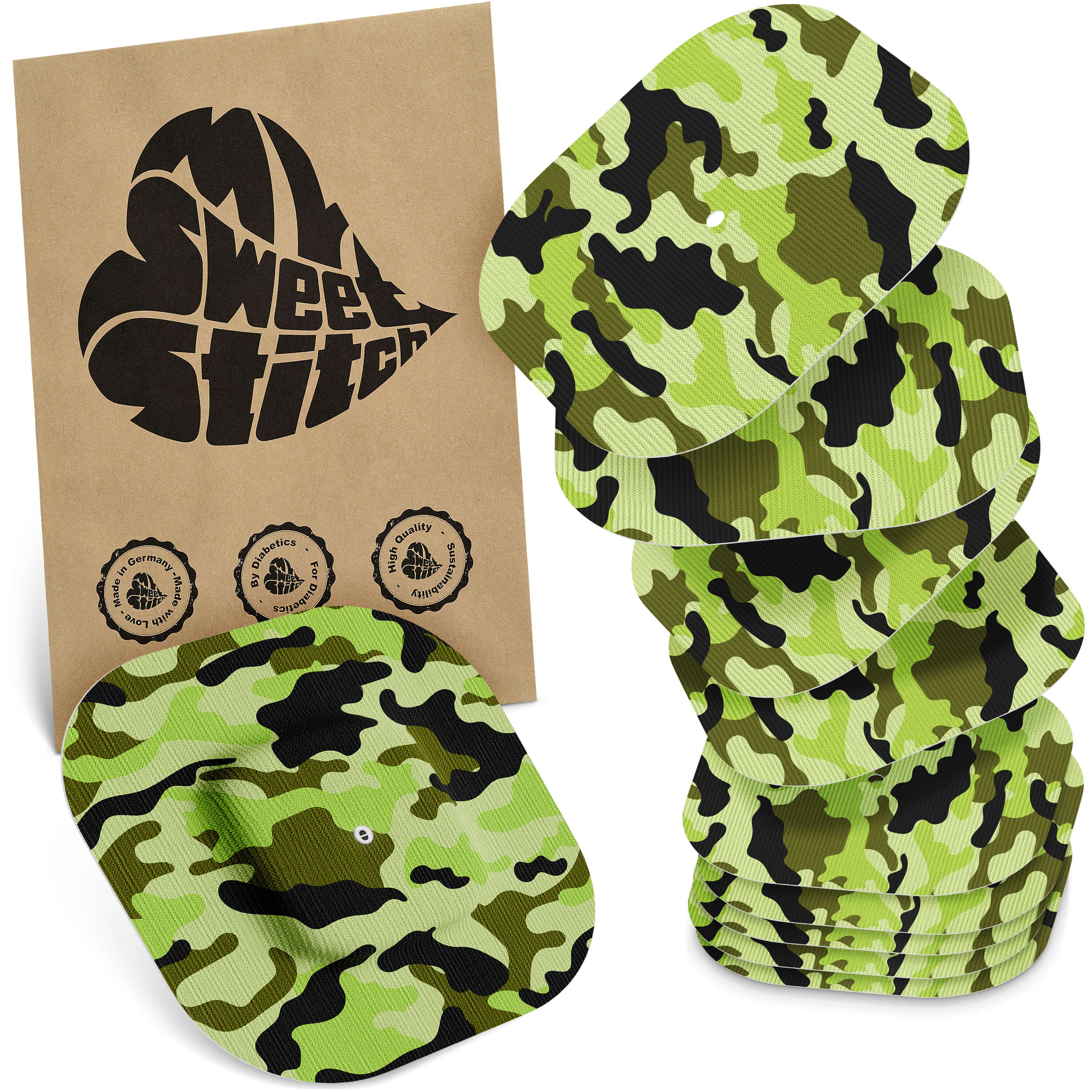 Mehrere quadratische Pflaster mit Tarnmuster in Grün- und Brauntönen. Daneben eine braune Verpackung mit Logo.