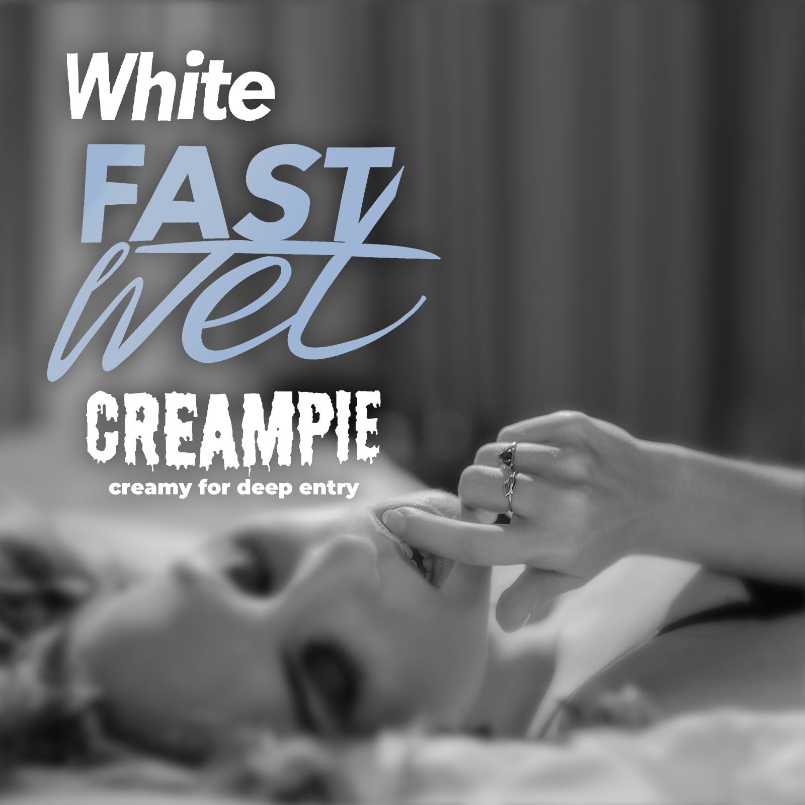 Schwarz-weißes Bild. Text: White Fast Wet Creampie. Cremig für tiefen Eintritt. Frau berührt Lippen.