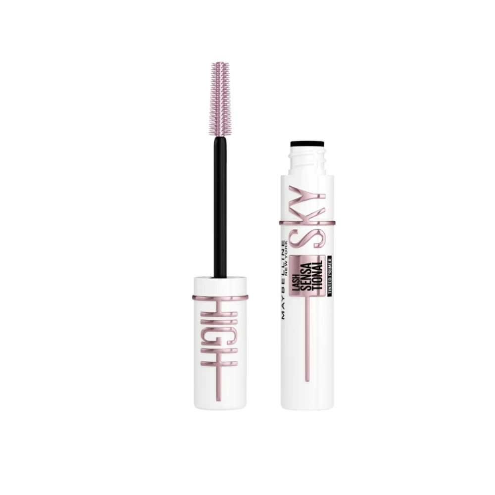 Maybelline Sky High Mascara in Schwarz, mit rosa Bürste, liegend.