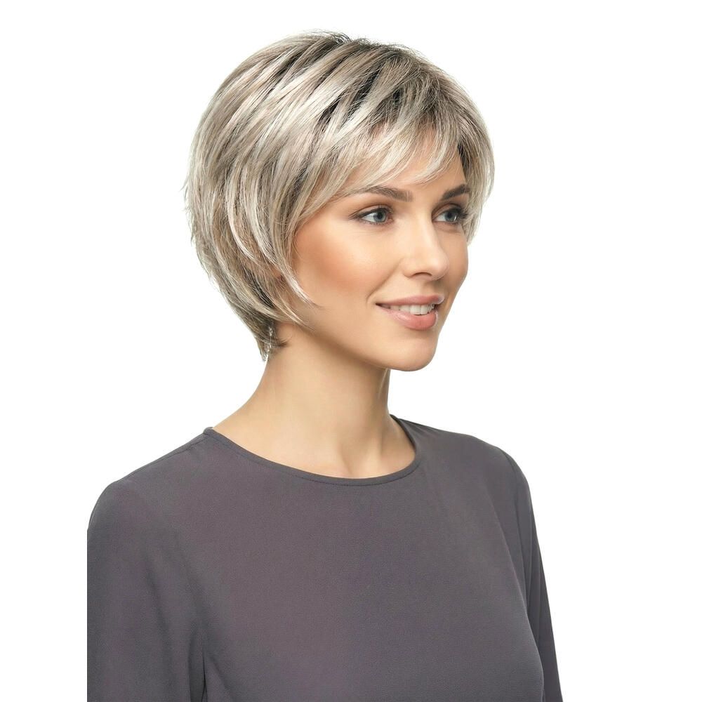 Kurzhaarperücke, blond mit dunklerem Ansatz. Seitenansicht einer lächelnden Frau.