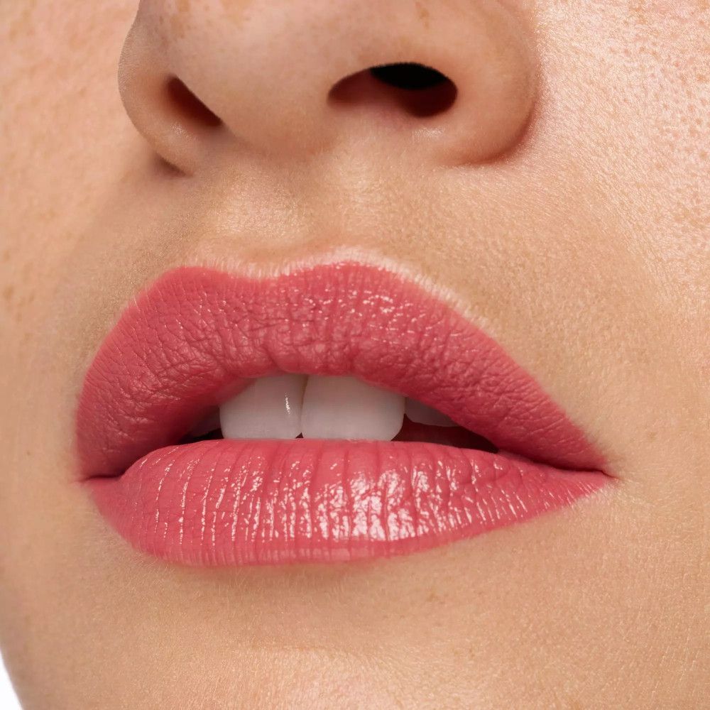 Nahaufnahme von Lippen mit rosa Lippenstift.
