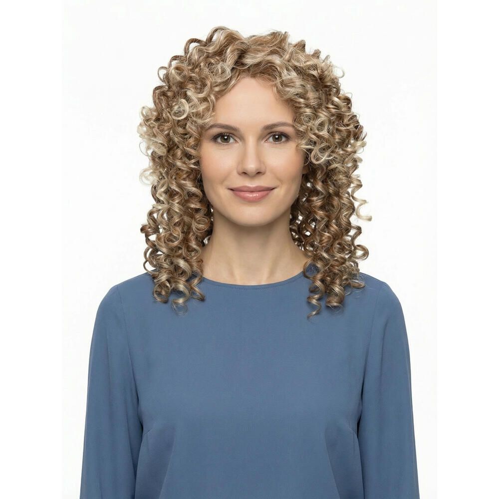 Frau mit lockiger Perücke. Blonde und braune Locken. Sie trägt ein blaues Oberteil. Frontale Ansicht.
