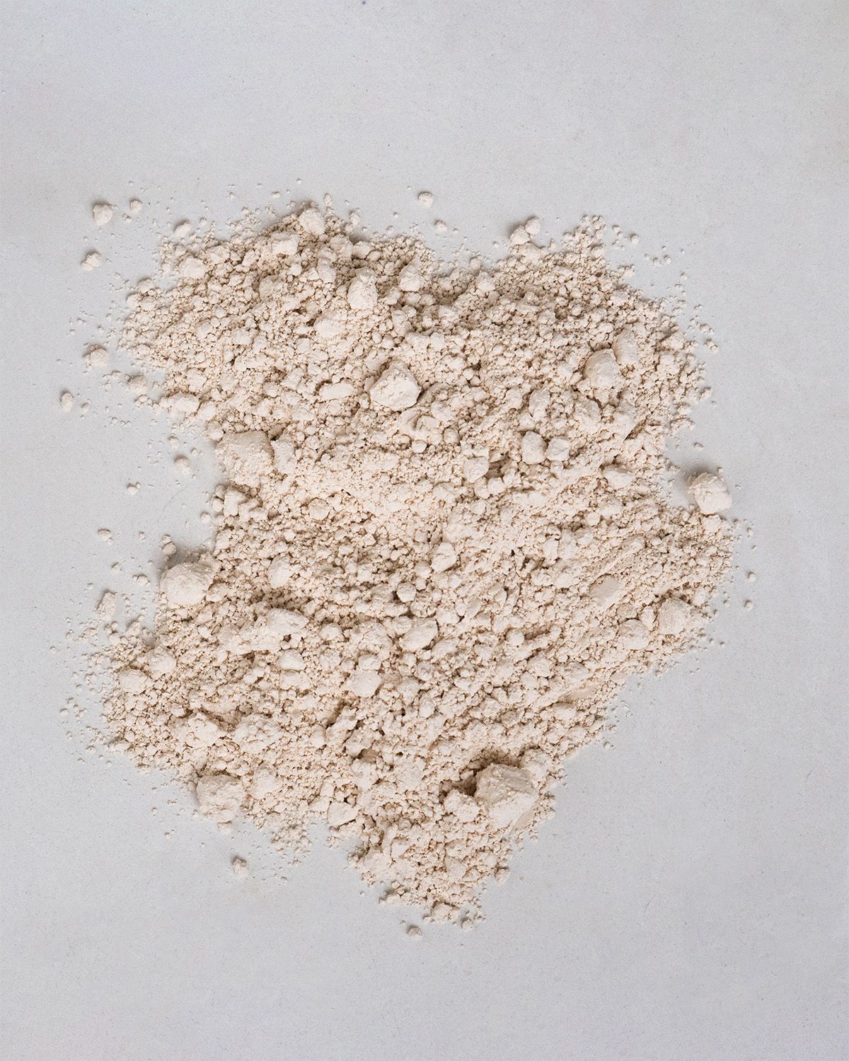 Haufen Reisprotein Pulver. Helle, beige Farbe. Auf hellem Hintergrund.