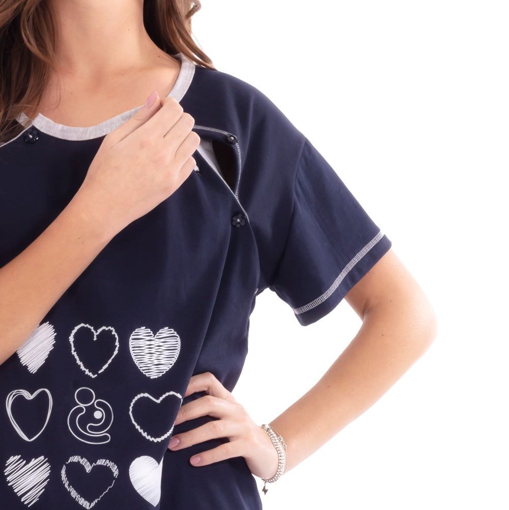Blaues Kurzarm-Stillhemd aus Bio-Baumwolle mit Herzmuster. Graue Einfassung. Knopfverschluss.