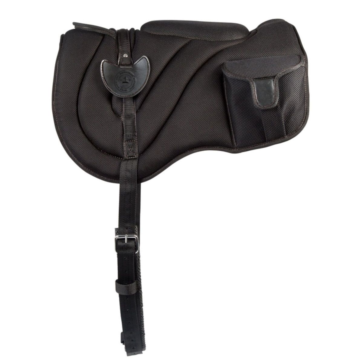 Schwarzes Reitkissen mit Sattelgurt, Tasche und Logo. Polsterung mit Steppnähten. Detailansicht.