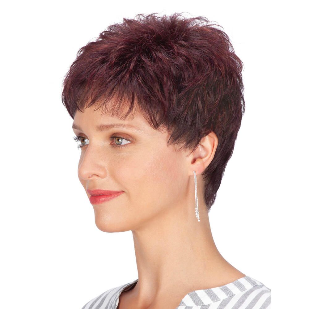 Burgunderrote Kurzhaarperücke. Seitenansicht einer Frau mit Perücke und Ohrring. Gestreiftes Oberteil.