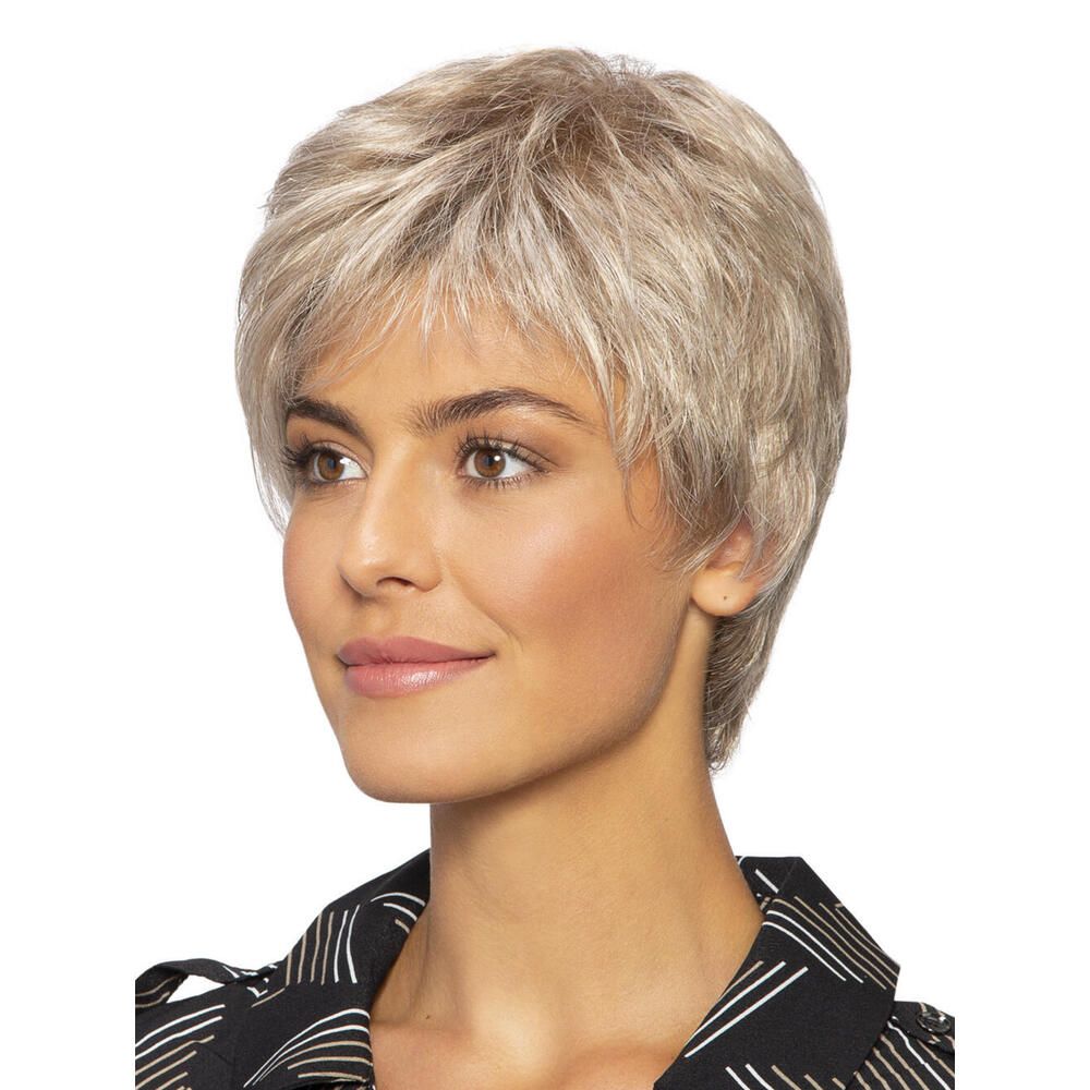 Kurzhaarperücke in Blond. Seitenansicht einer Frau mit Perücke. Das Haar ist kurz geschnitten und leicht gewellt.