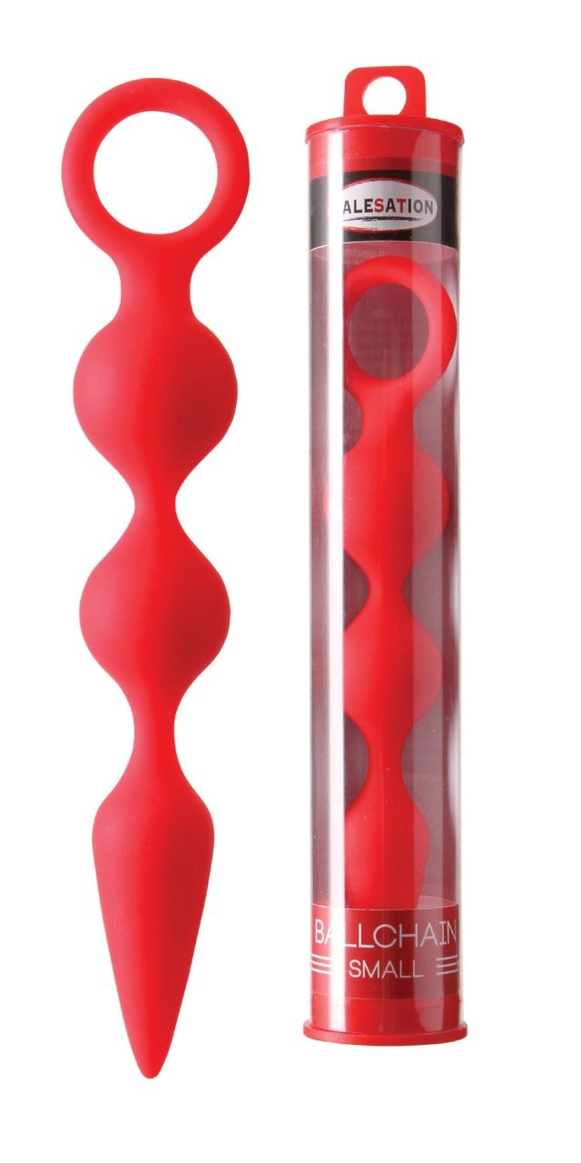 Rote MALESATION Ballchain, in transparenter Verpackung. Besteht aus drei kugelförmigen Elementen und einem Griff.