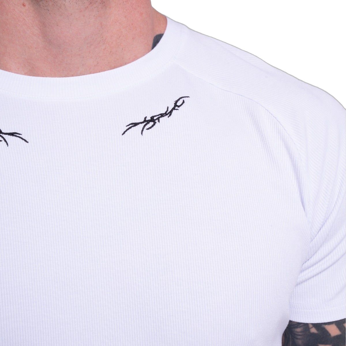 GymBeam T-Shirt Herren slim gerippt mit Tribal-Stickerei in Weiß
