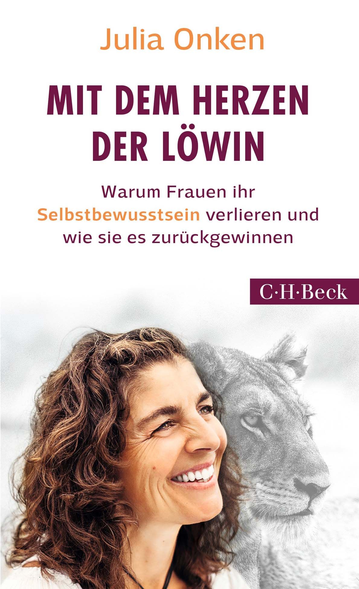 Buchcover: "Mit dem Herzen der Löwin". Titel in Lila, Autorin Julia Onken. Frau lächelt, Löwenkopf im Hintergrund. Verlag C.H.Beck.