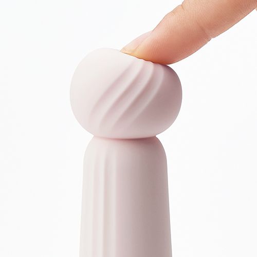 Nahaufnahme eines rosa Vibrators. Kugelförmiger Kopf mit Rillen, glatte Oberfläche.