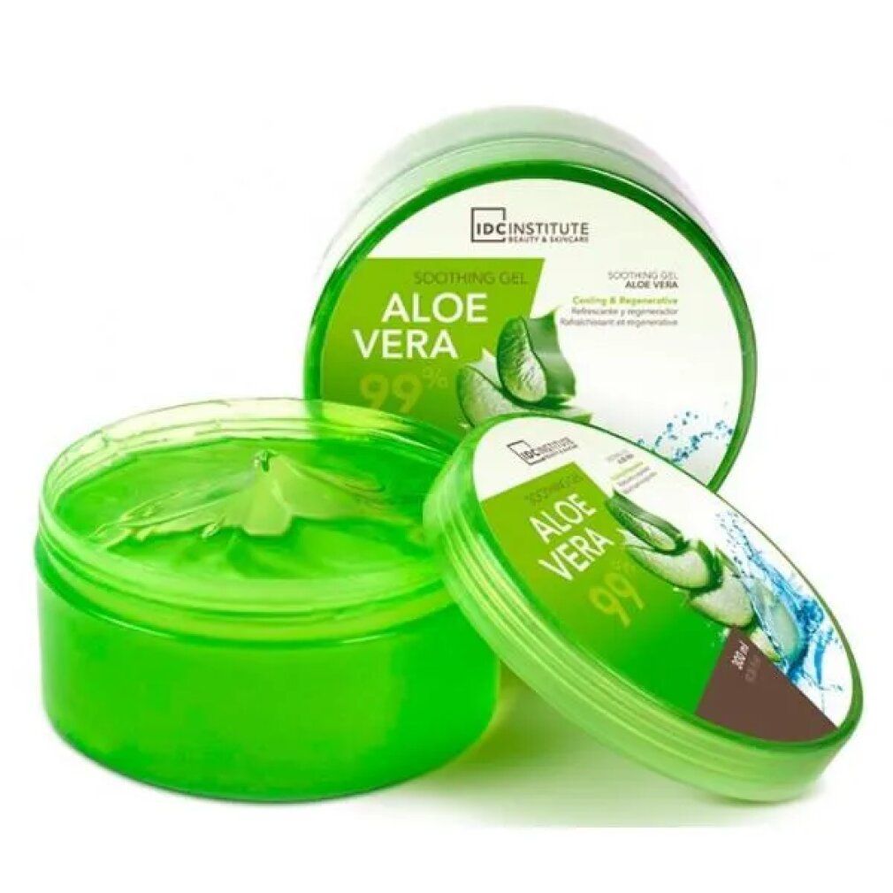 Grünes Gel in einem offenen Behälter, Deckel daneben. Aufschrift: Aloe Vera 99%, IDC INSTITUTE.