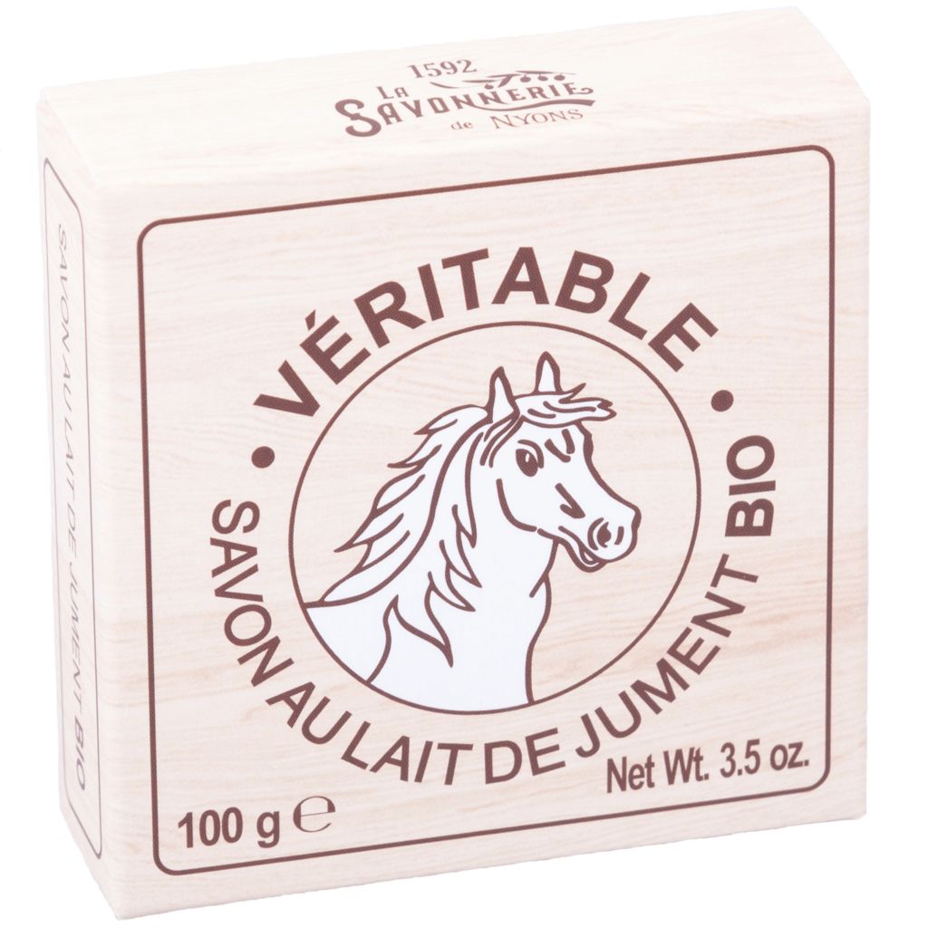 Quadratische Seifenbox. Aufschrift: VÉRITABLE SAVON AU LAIT DE JUMENT BIO. Logo: Pferdekopf. Marke: La Savonnerie de Nyons. Gewicht: 100 g.