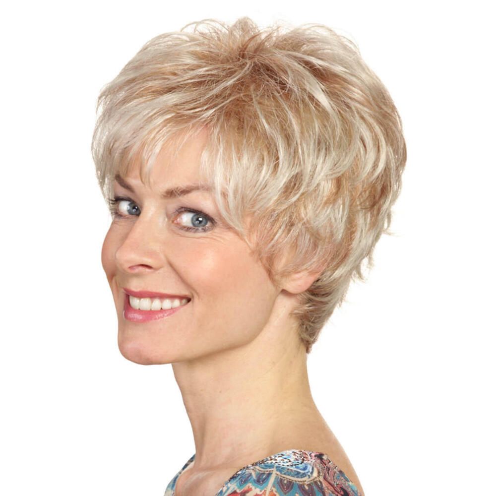 Kurzhaarperücke, blond mit Strähnen, seitliche Ansicht einer Frau, die in die Kamera lächelt. Hellblonder Farbton.