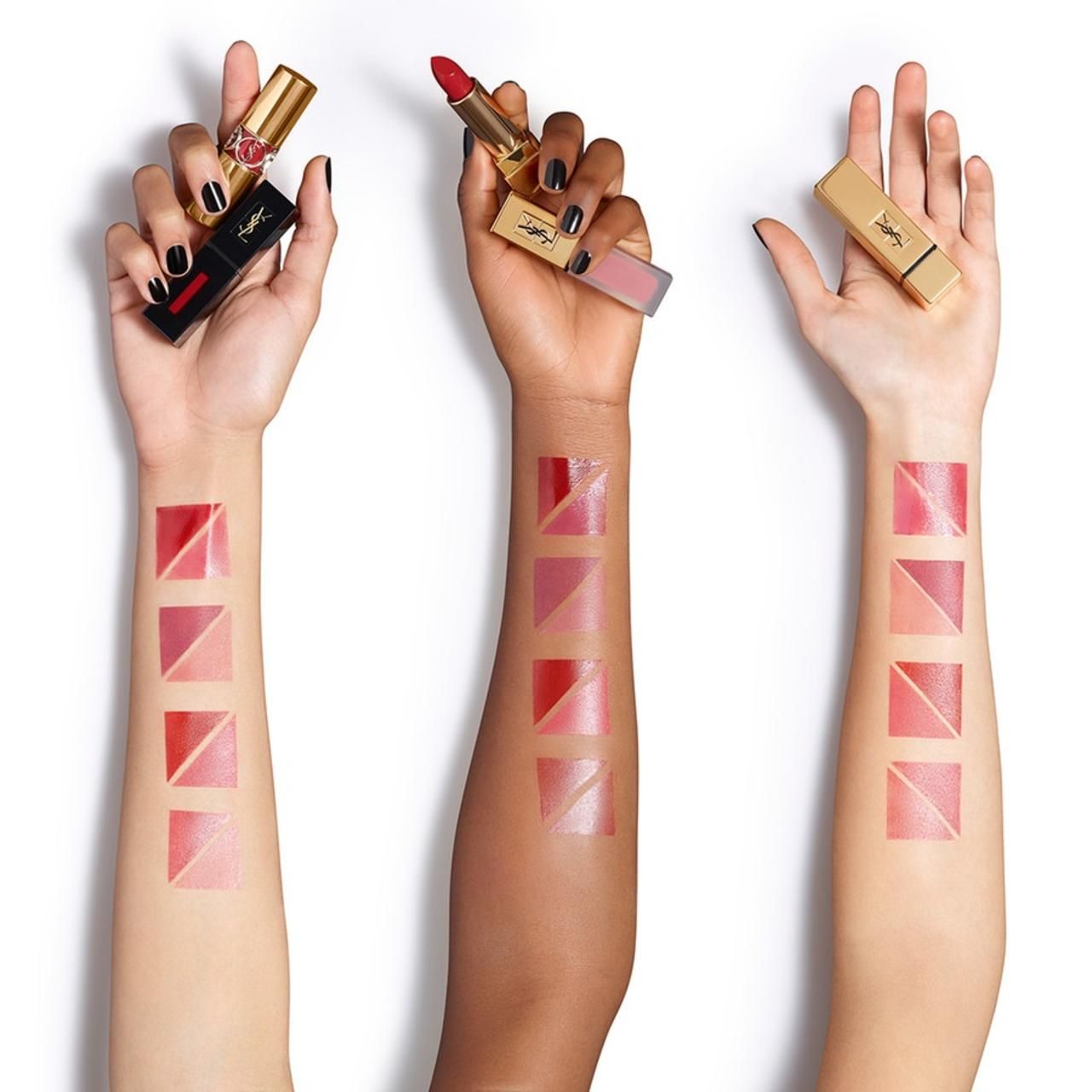 Drei Hände mit Lippenstiften und Farbmustern auf den Unterarmen. YSL-Logo auf den Lippenstiften.