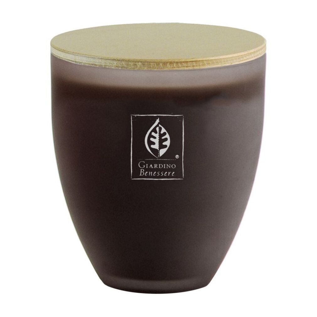 Zylindrische, braune Kerze mit hellem Deckel. Auf der Vorderseite ein quadratisches Etikett mit Logo und Schriftzug: Giardino Benessere.