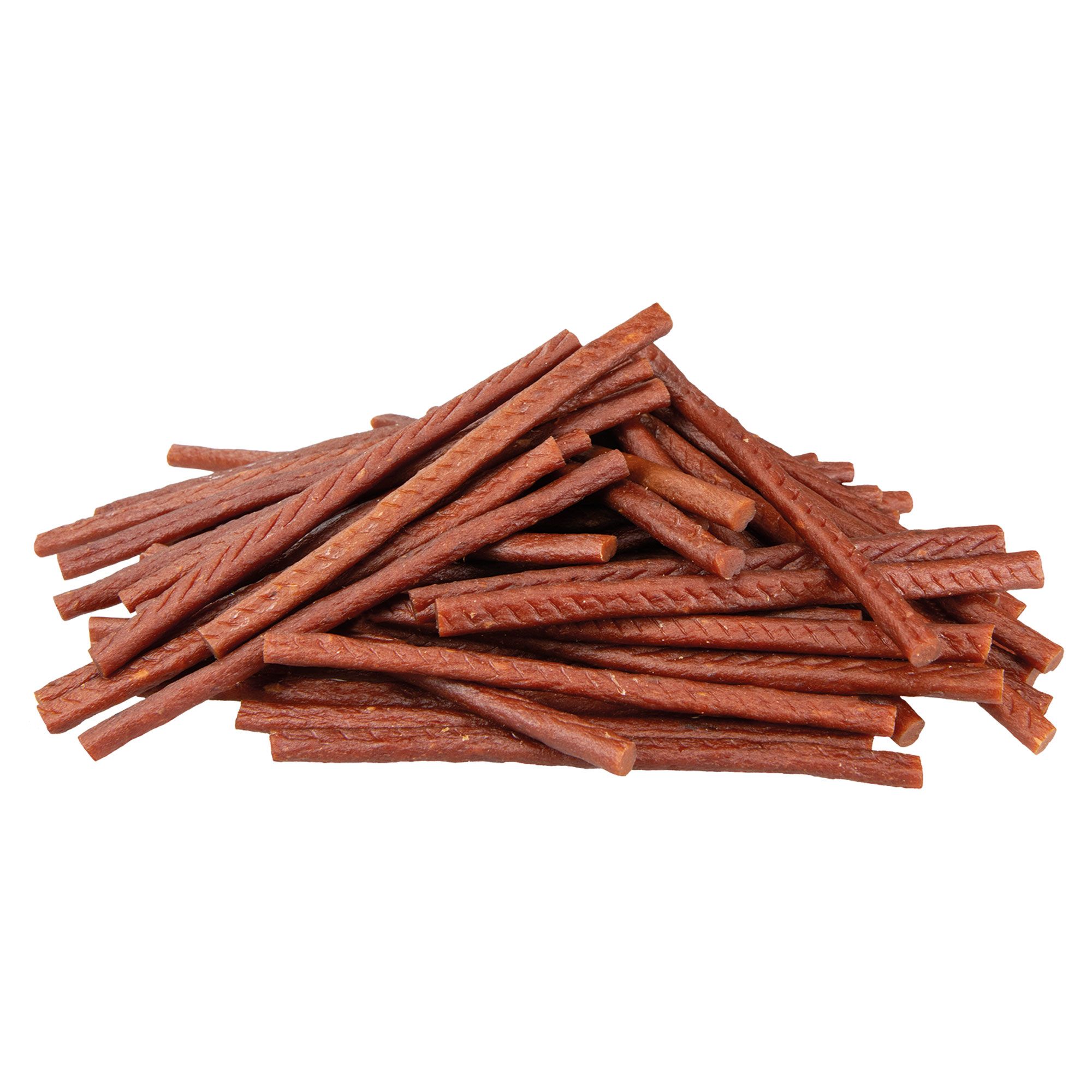 Haufen brauner, stäbchenförmiger Hundesnacks. Geriffelte Oberfläche. Auf weißem Hintergrund.