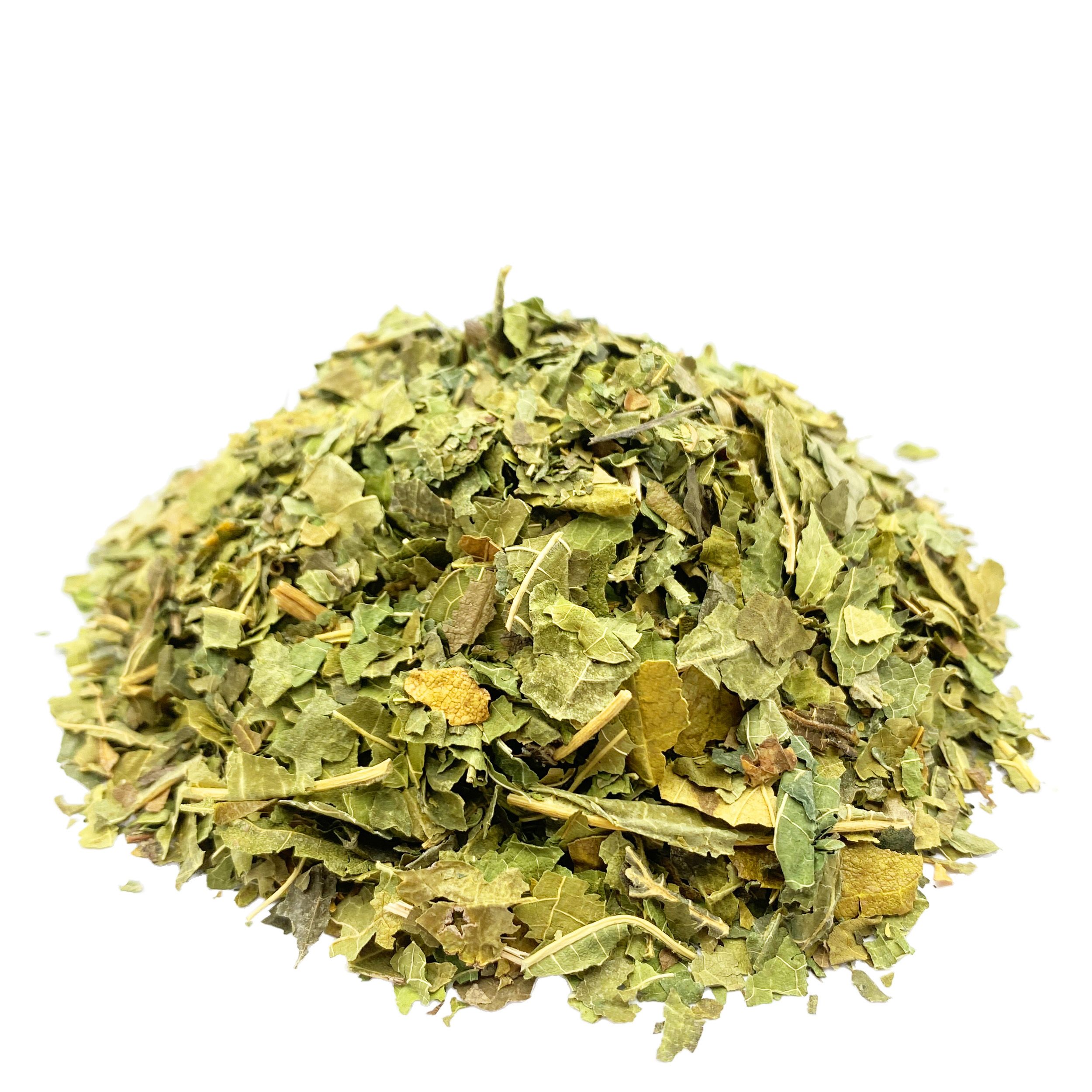 Haufen getrockneter, grüner Blätter. Nahaufnahme auf weißem Hintergrund.