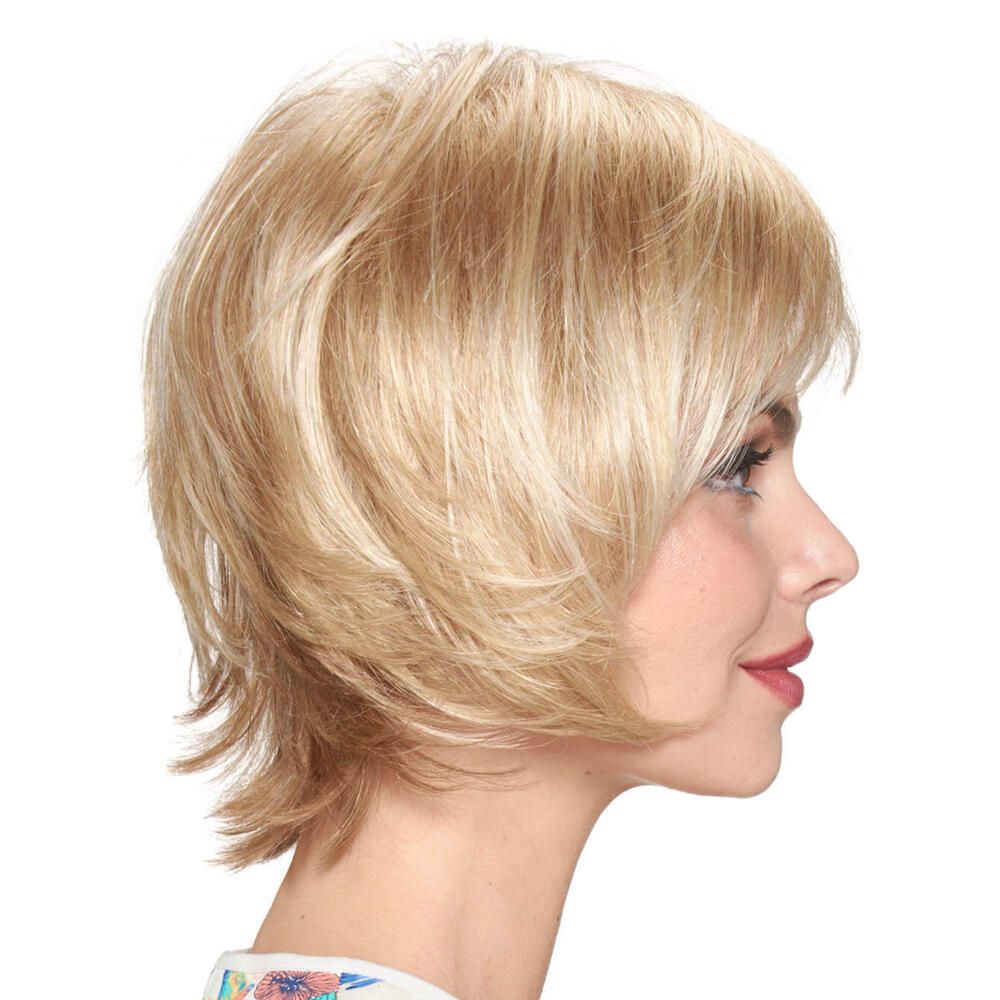 Blonde Perücke mit kurzem, gewelltem Schnitt. Seitenansicht.