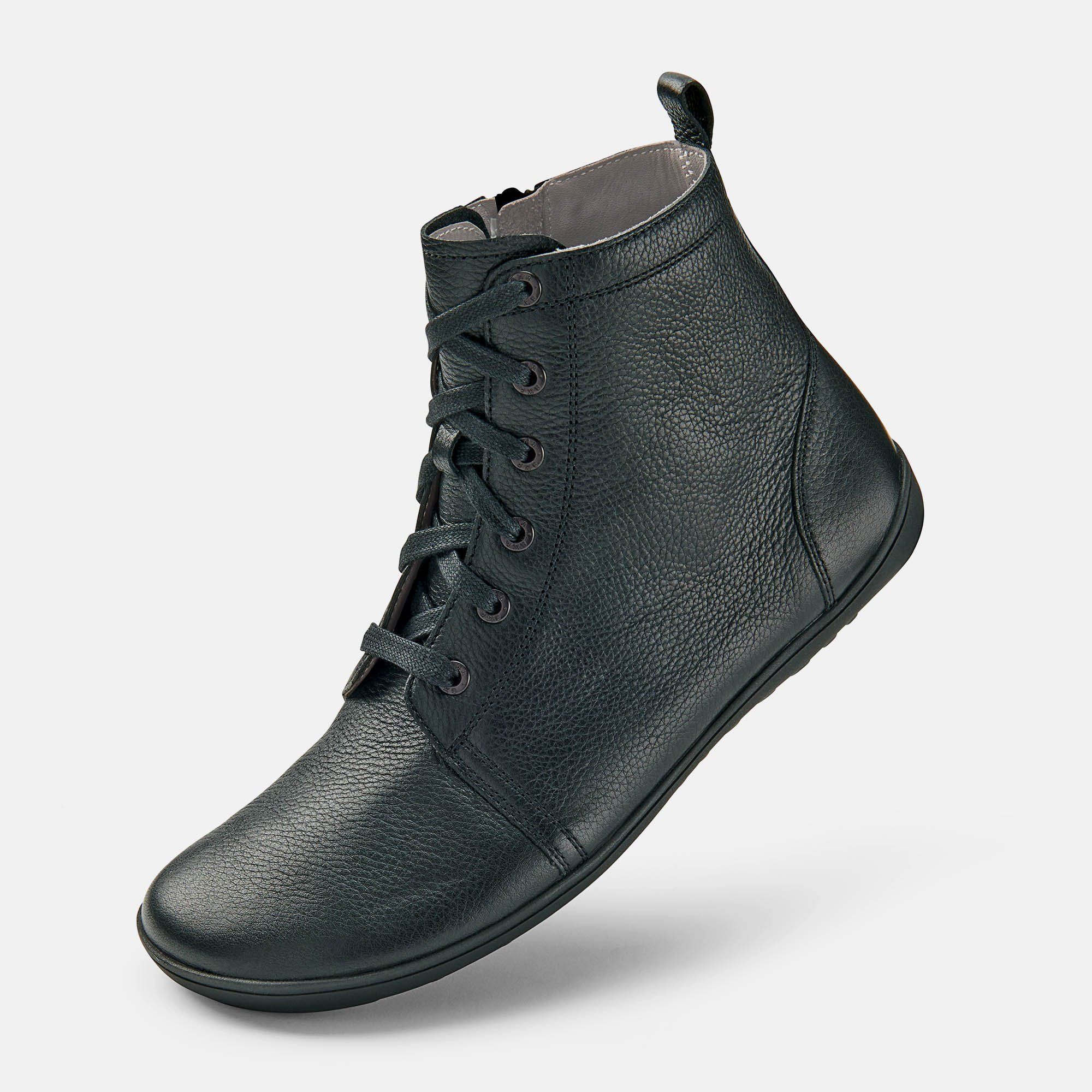 Schwarze Stiefelette mit Schnürung und Reißverschluss. Obermaterial Leder, flache Sohle. Schuh leicht schräg.